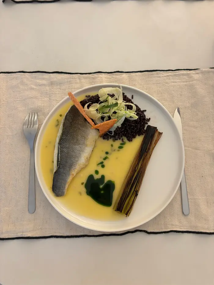 Bar rôti, poireaux brûlés, fenouil pickles, riz noir & sauce beurre blanc