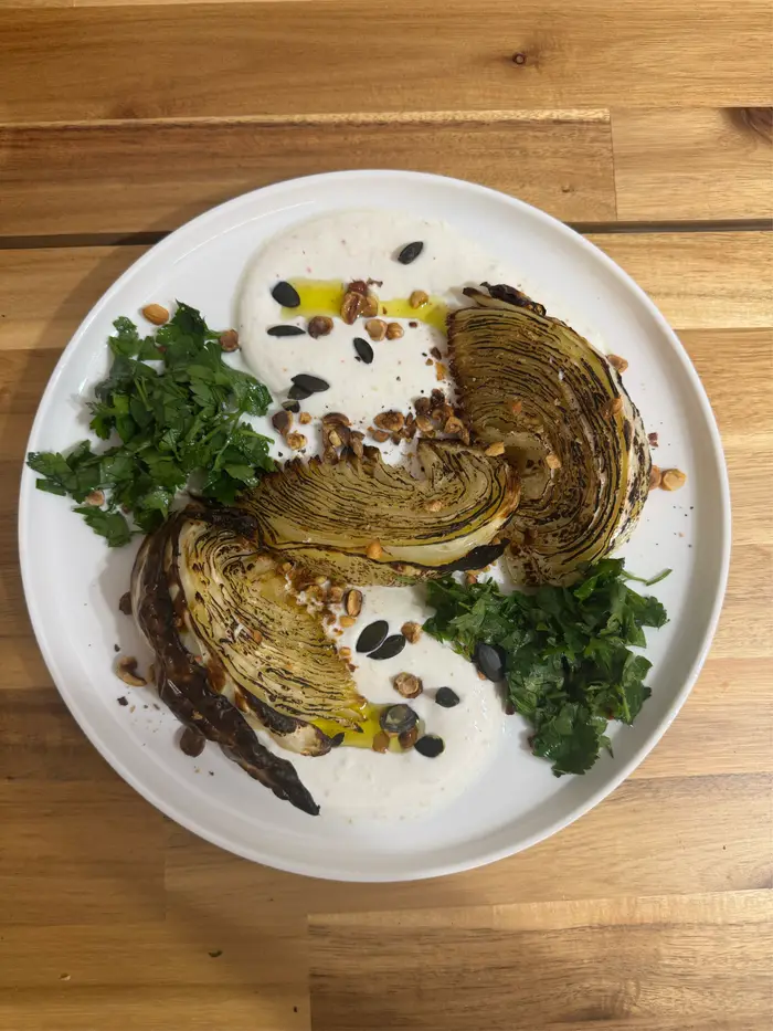 Cœur de chou braisé, crème acidulée & herbes fraîches