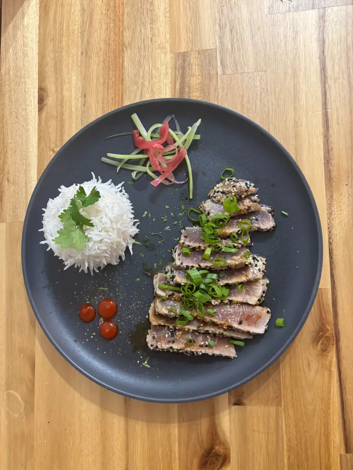 Tataki de thon laqué au sésame, riz chaud au céleri croquantx